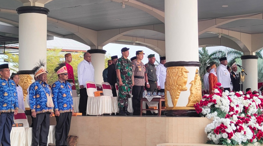 Gubernur-Dominggus-Mandacan-Pimpin-Upacara-Hardiknas-di-Papua-Barat